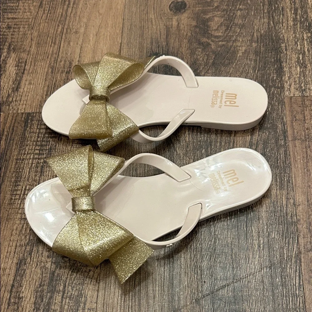 Mel, Dreamed by Melissa Cream Sandals with Gold Bow harmonic bow III